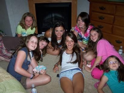 featherfundgirlsatpicnic_410